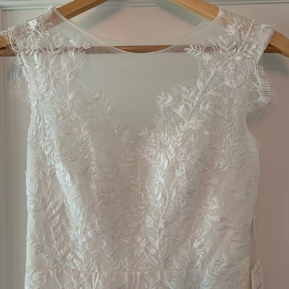 Mingda’s Dress Dresses & Skirts - Never worn wedding dress